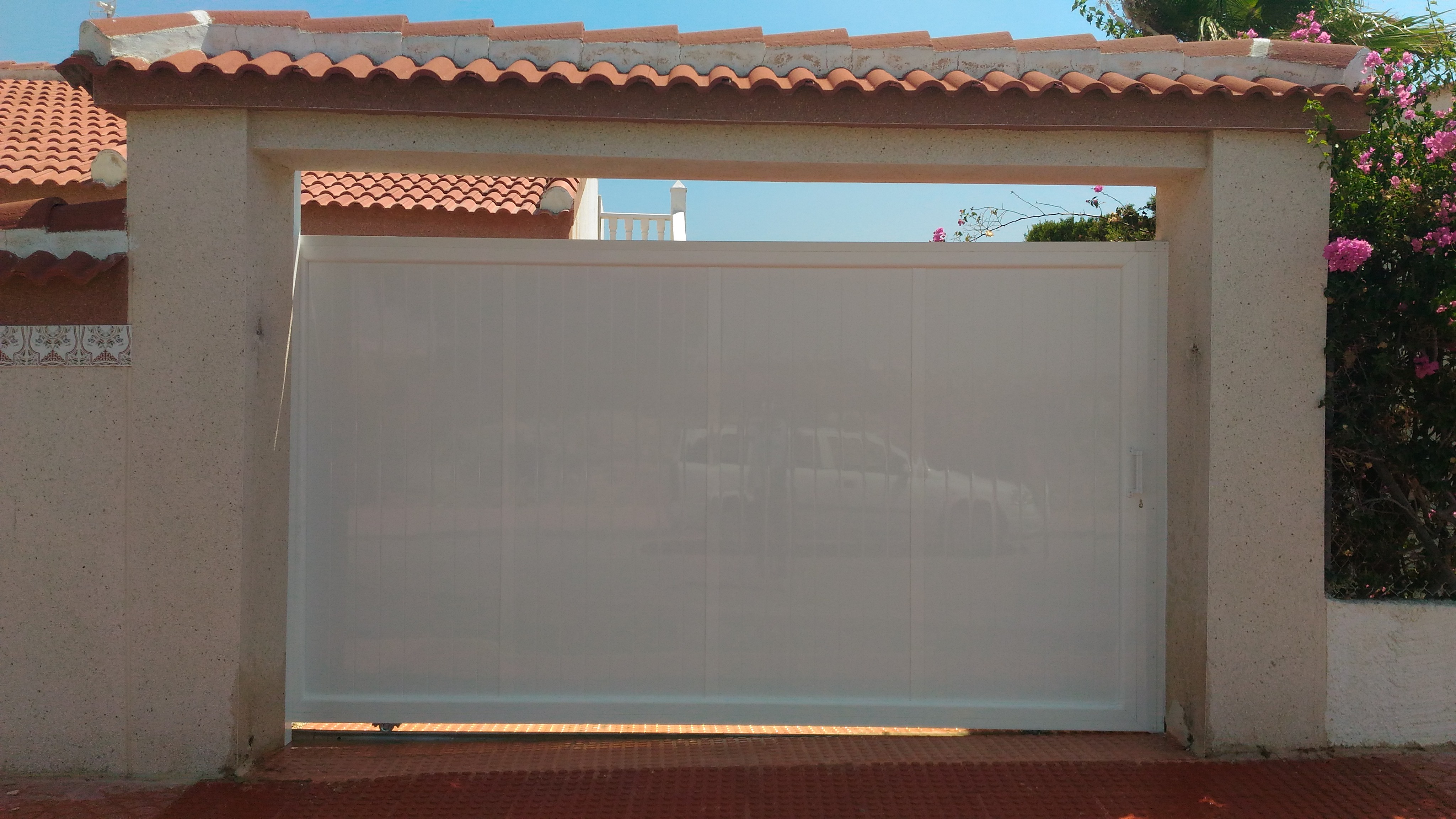 sliding aluminium driveway gate with modern design in Costa Blanca