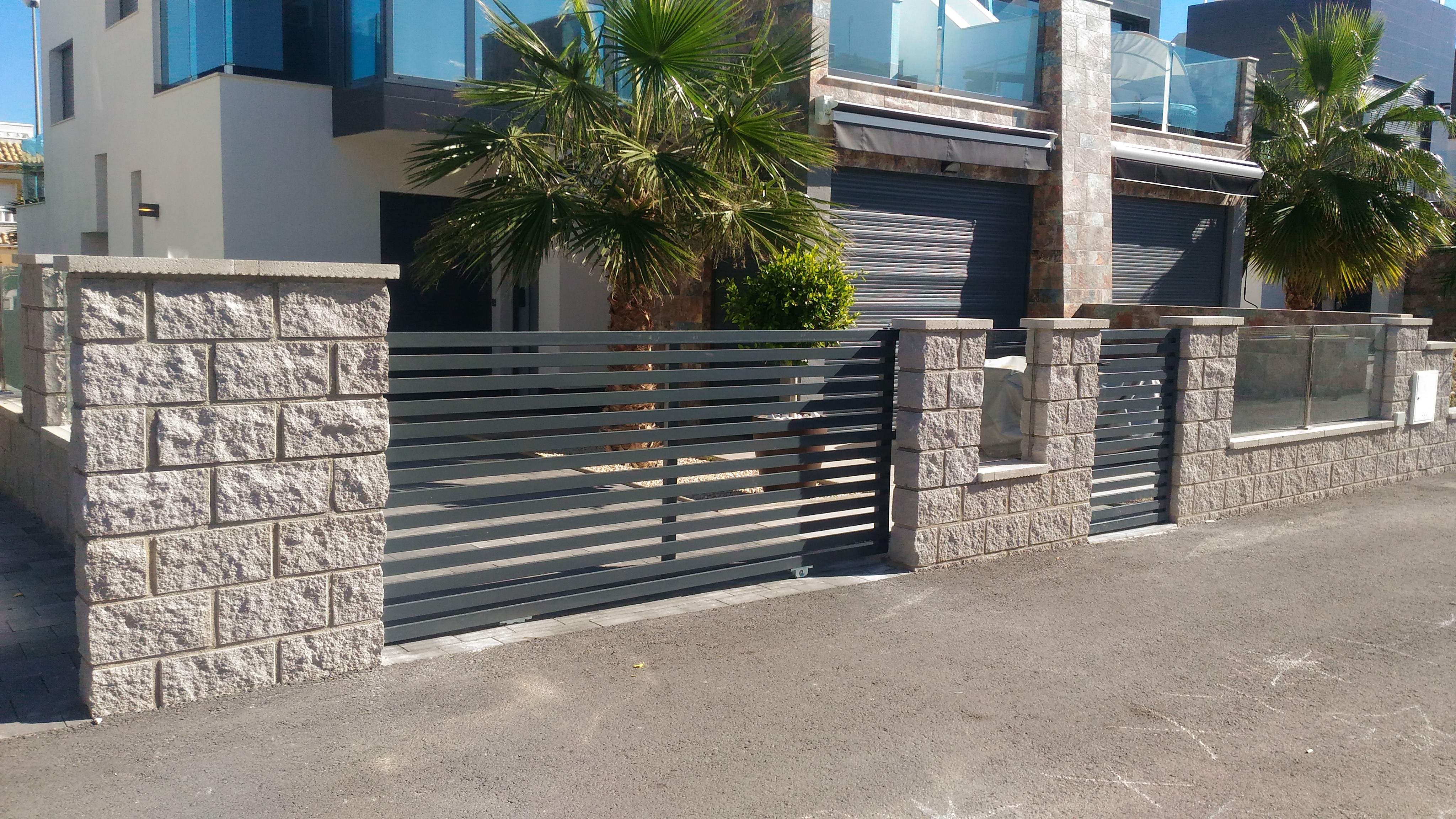 modern aluminum gate for residential driveway