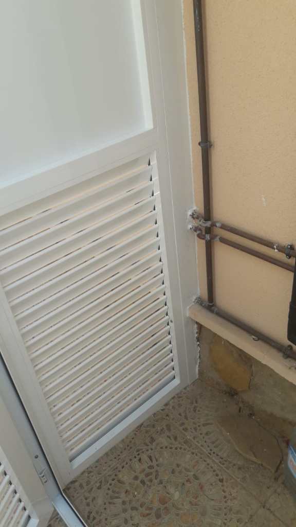 Powder-coated aluminium louvre door for ventilation purposes