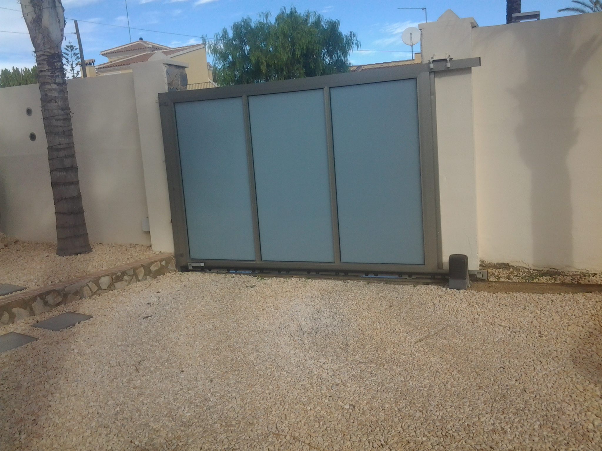 Modern aluminum gate in Costa Blanca

