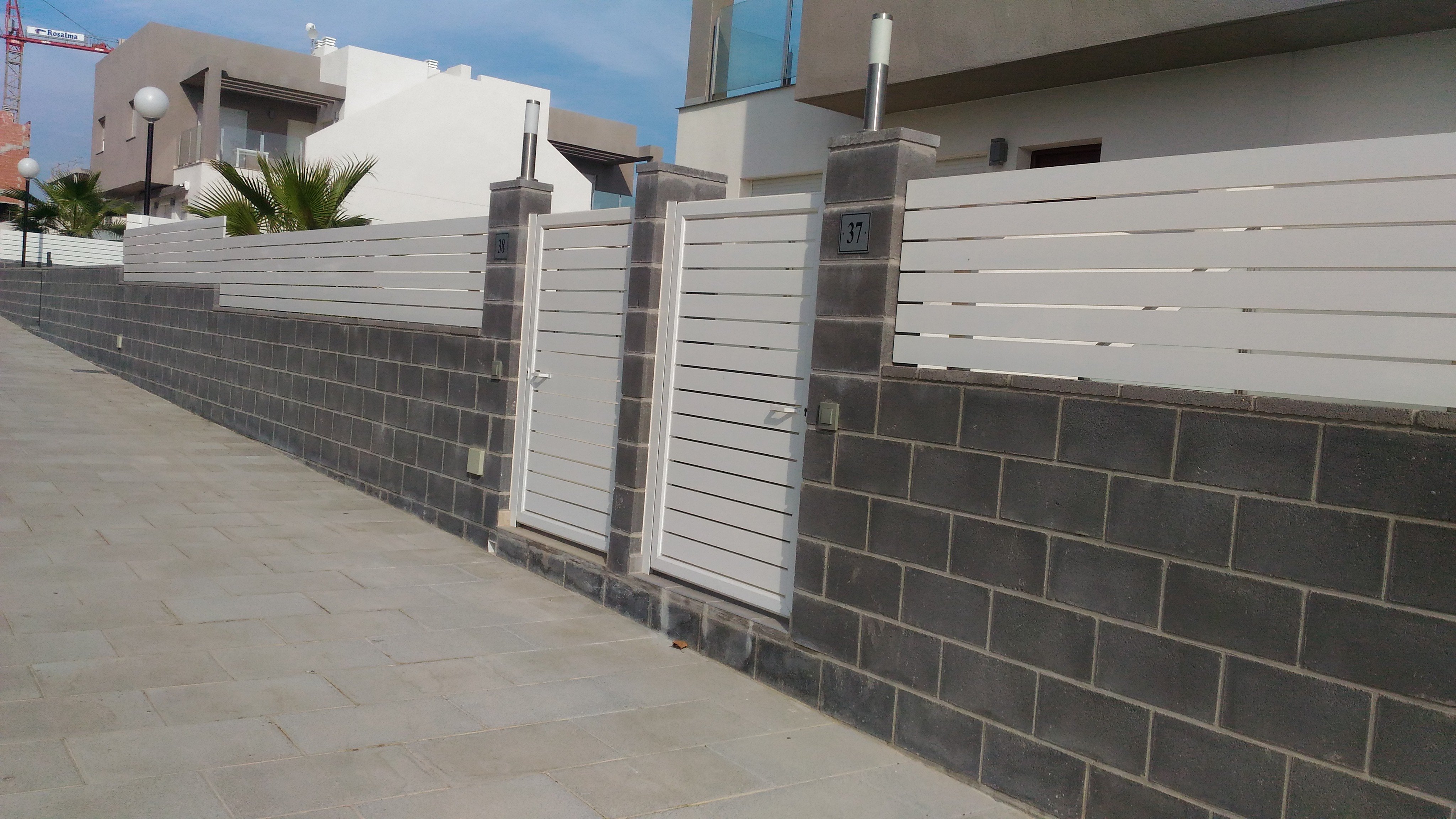 Modern aluminium slatted fence for garden in Torrevieja