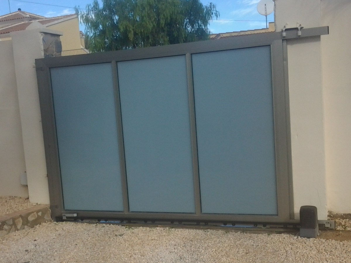 Enhance Property Security with Motorized Gates: Pros and&nbsp;Cons