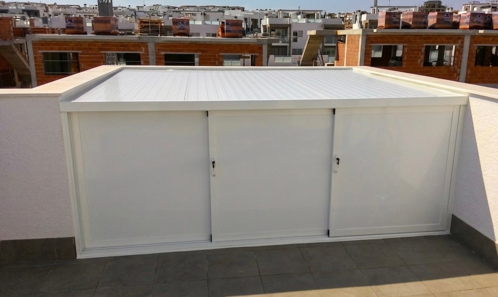 Maximize your terrace potential with our made-to-measure outdoor cabinets. Elegant designs that hide the mess while protecting your belongings from the elements.